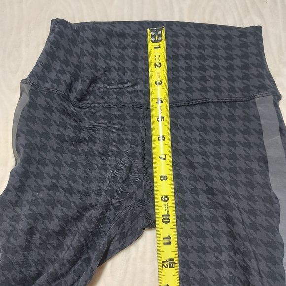 Alo Yoga high rise leggings with Reflective stripes - Picture 14 of 14